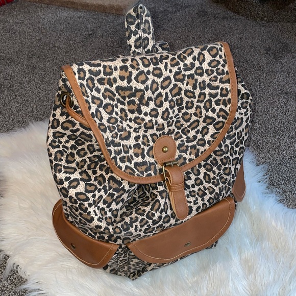 NWOT leopard magnetic close snap backpack with 3 outside pockets. - Picture 1 of 5